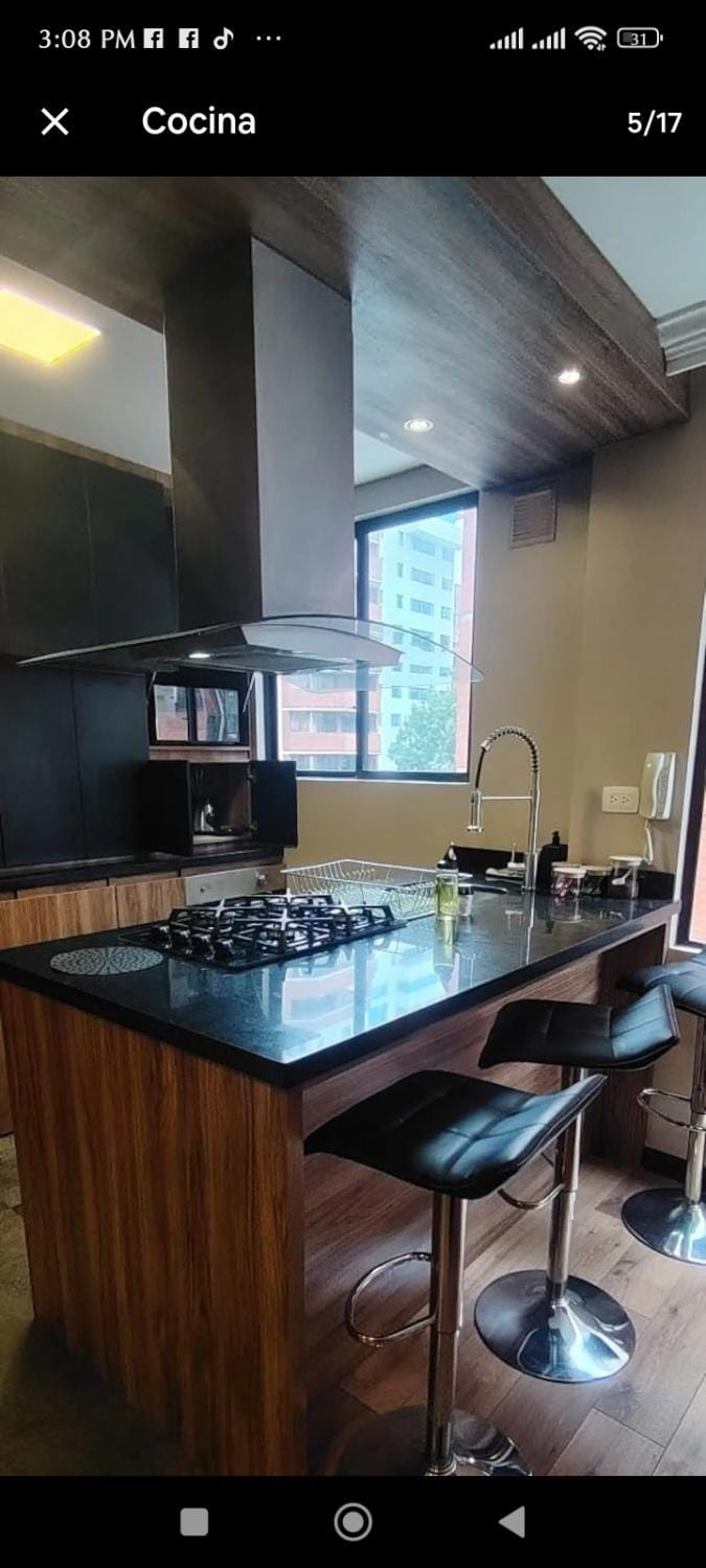 Suite moderna y confortable al lado del Hotel Finlandia Apartment in Quito