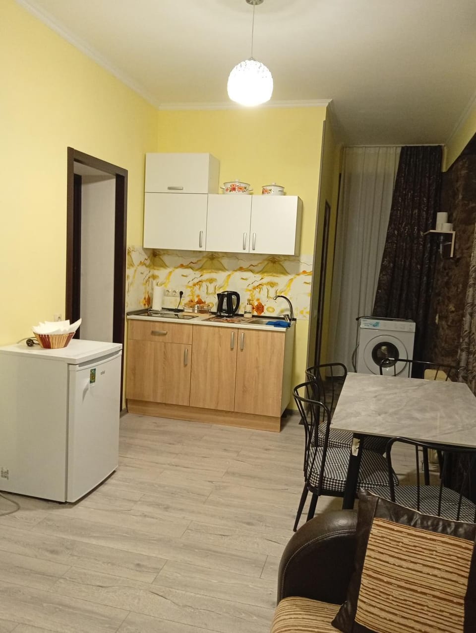Coffee/tea facilities, Kitchen or kitchenette, Dining area, stove