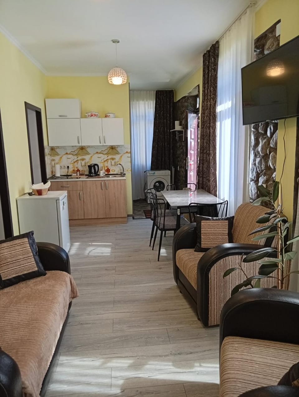 Kitchen or kitchenette, Living room, Seating area, Dining area, stove
