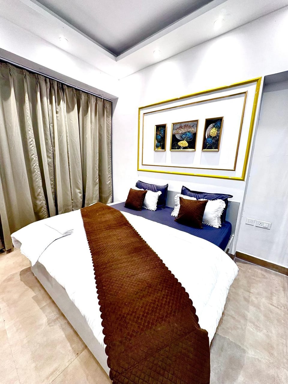 The Lux-Home 1Bhk with Balcony-swimming pools Apartment in Noida