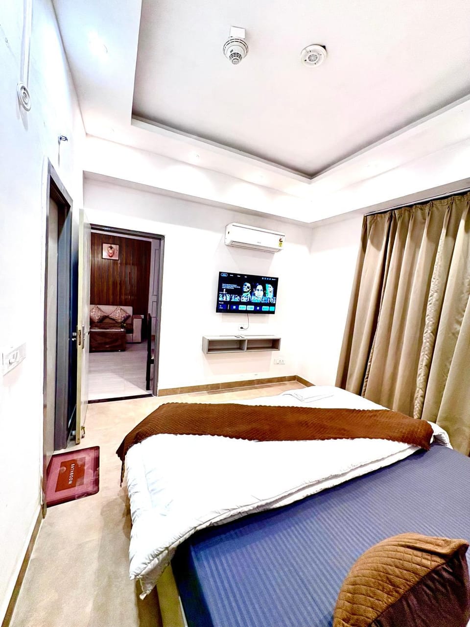 The Lux-Home 1Bhk with Balcony-swimming pools Apartment in Noida