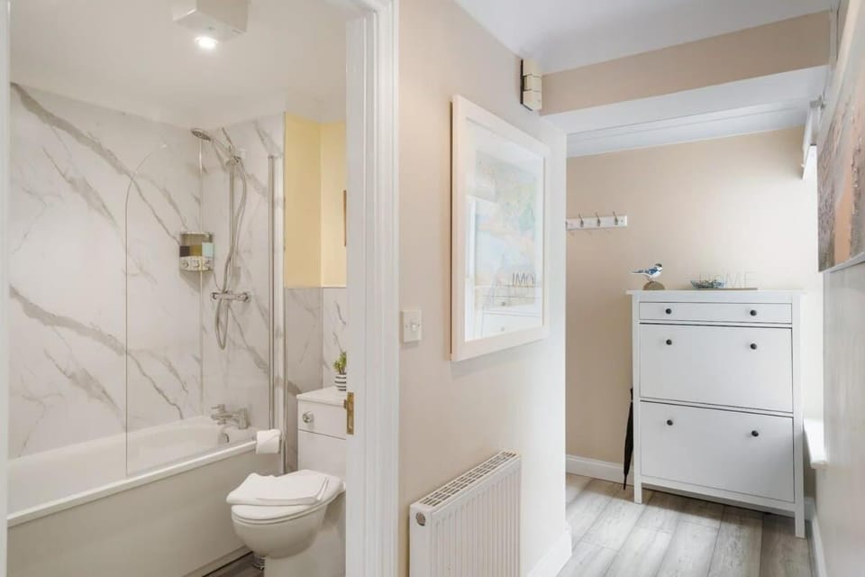 Stylish Apartment with Private Parking Torquay Apartment in Torquay