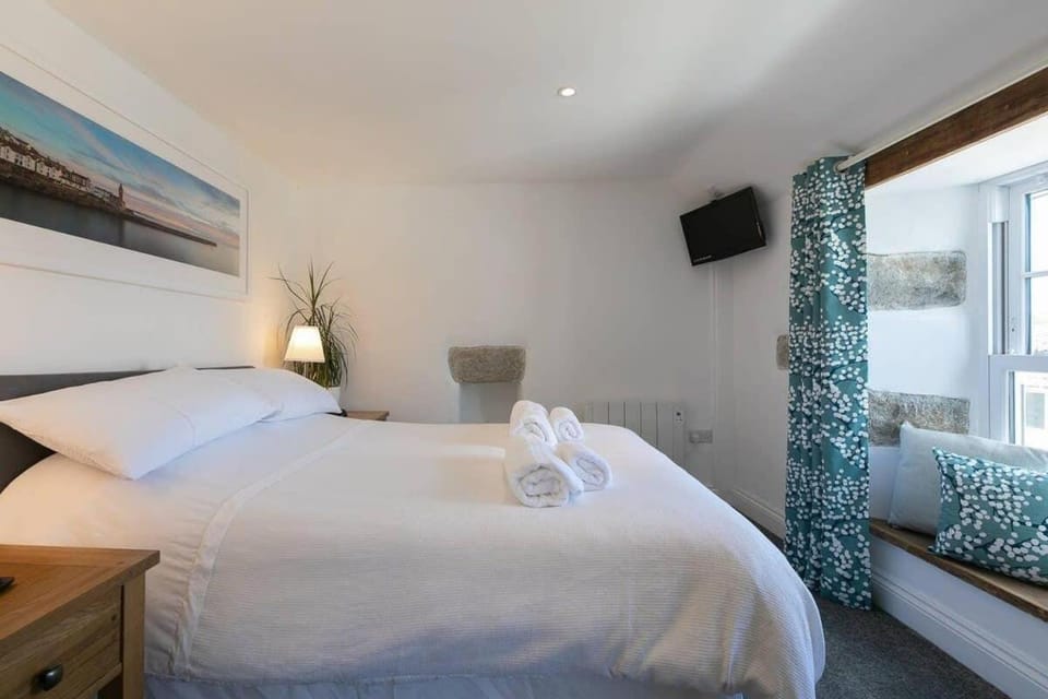 Homely Cottage with Sun Terrace Short Walk to Beach House in Porthleven