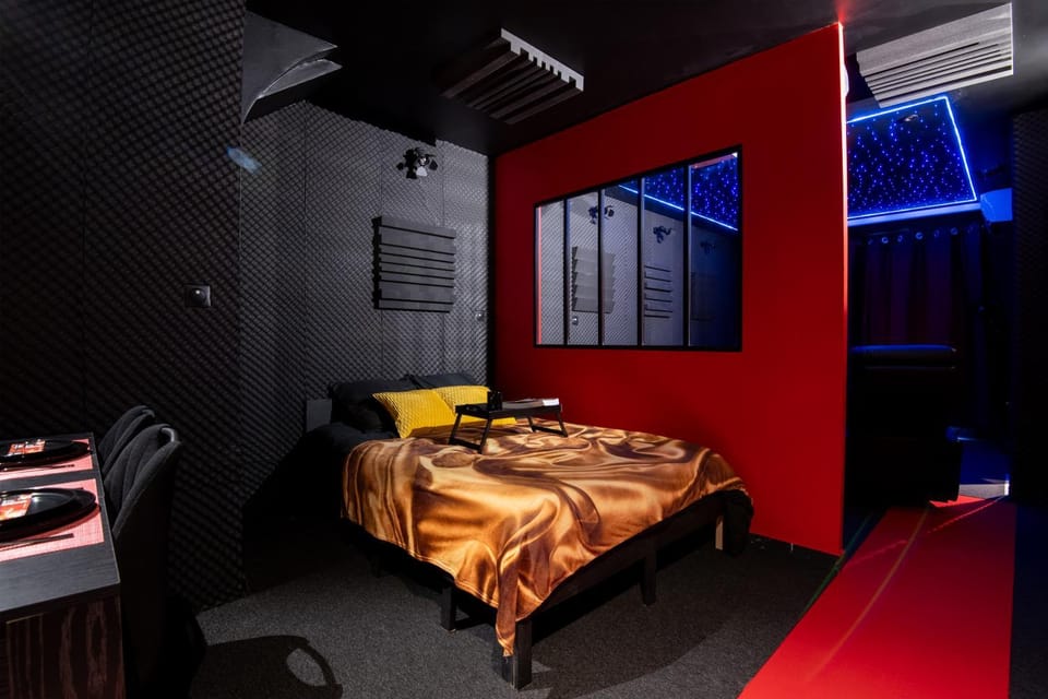 Bed, TV and multimedia, Photo of the whole room, Decorative detail, Bedroom, heating, air conditioner