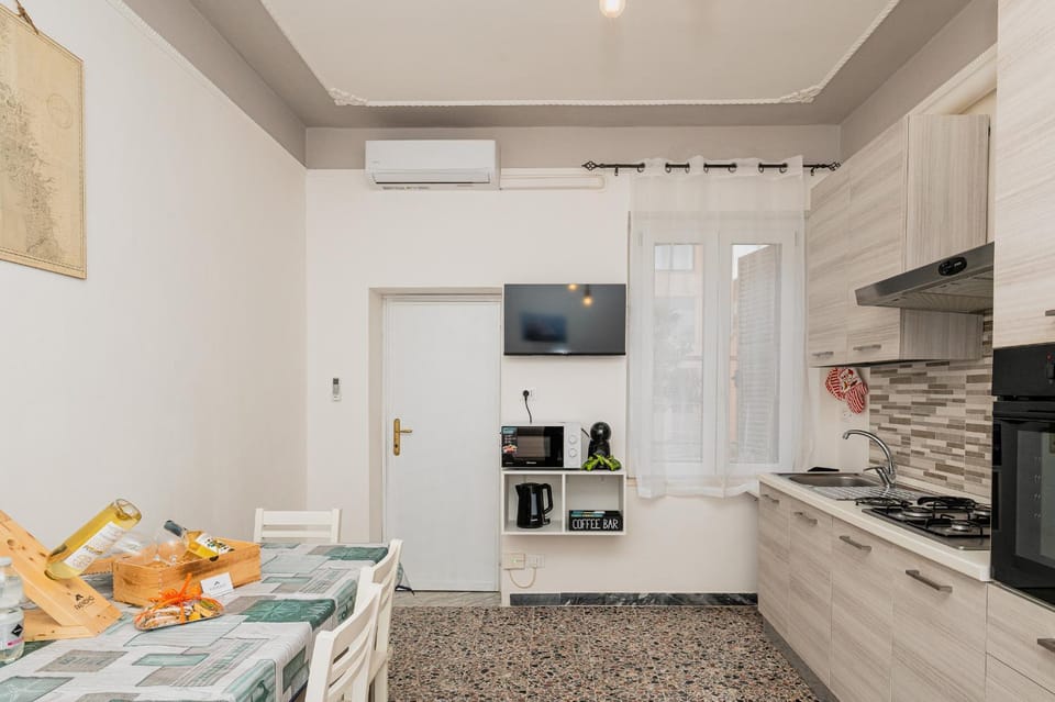 TV and multimedia, Kitchen or kitchenette, Dining area, oven, stove, air conditioner