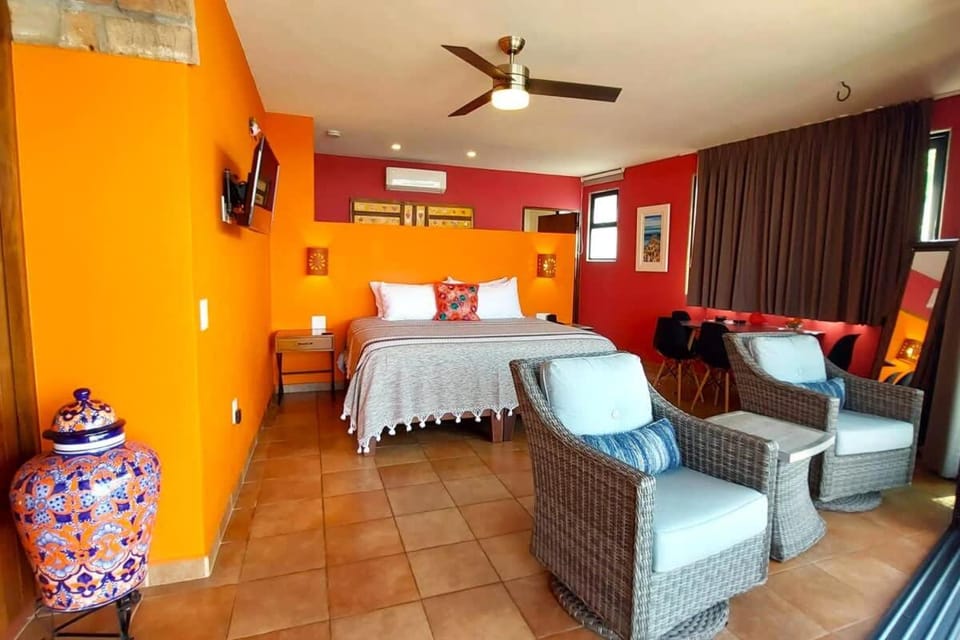 Bed, TV and multimedia, Photo of the whole room, Seating area, Bedroom