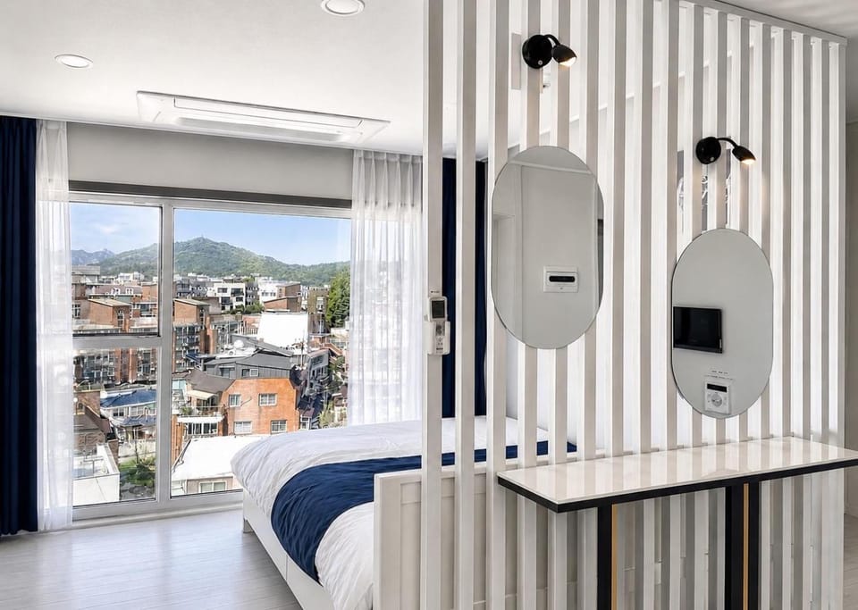 Hongdaeㅣ5-Star & NewㅣElevatorㅣBest ViewㅣVery close Apartment in Seoul