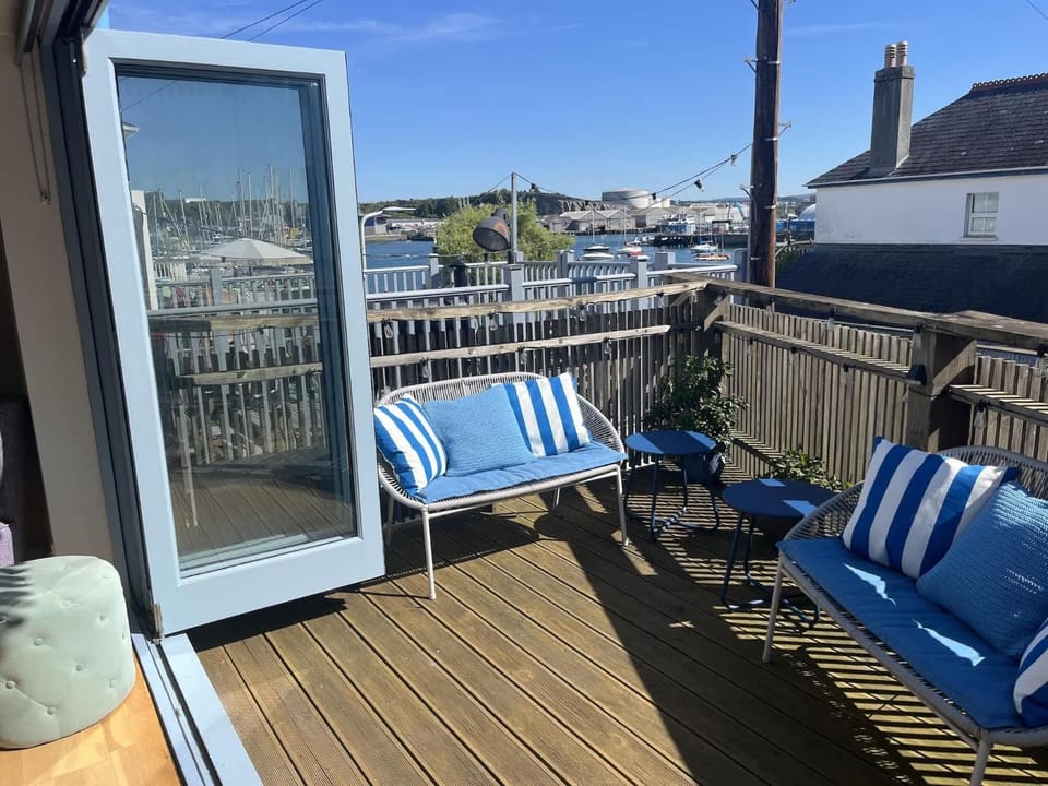 Modern Townhouse with Waterside Views Turnchapel House in Plymouth