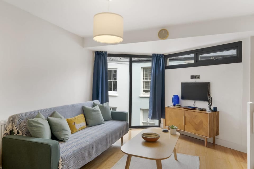 Modern Townhouse in Central Falmouth Nr Seafront House in England