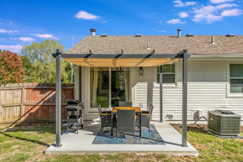 Large 4BR Home, Garage Short & Long Stay House in Kansas City