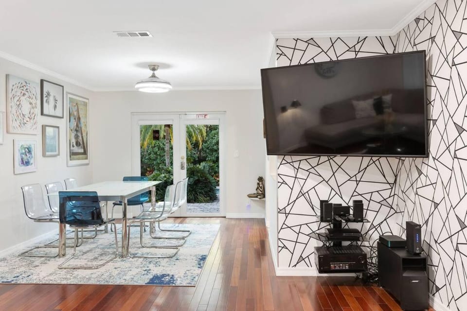 Communal lounge/ TV room, TV and multimedia, Living room, Seating area, Dining area, Evening entertainment