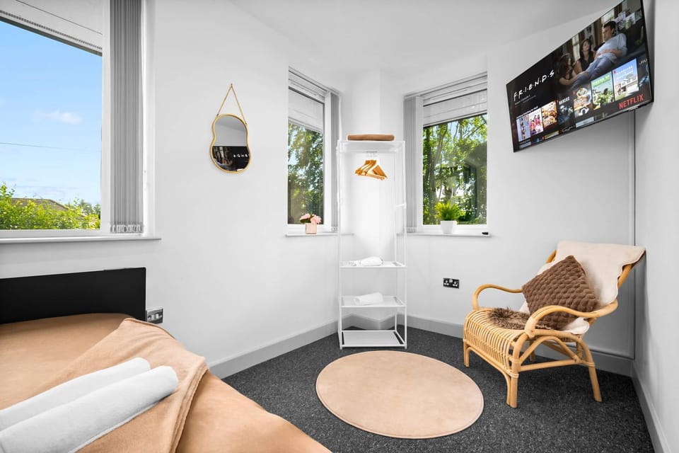 TV and multimedia, View (from property/room), Decorative detail, Seating area, wardrobe