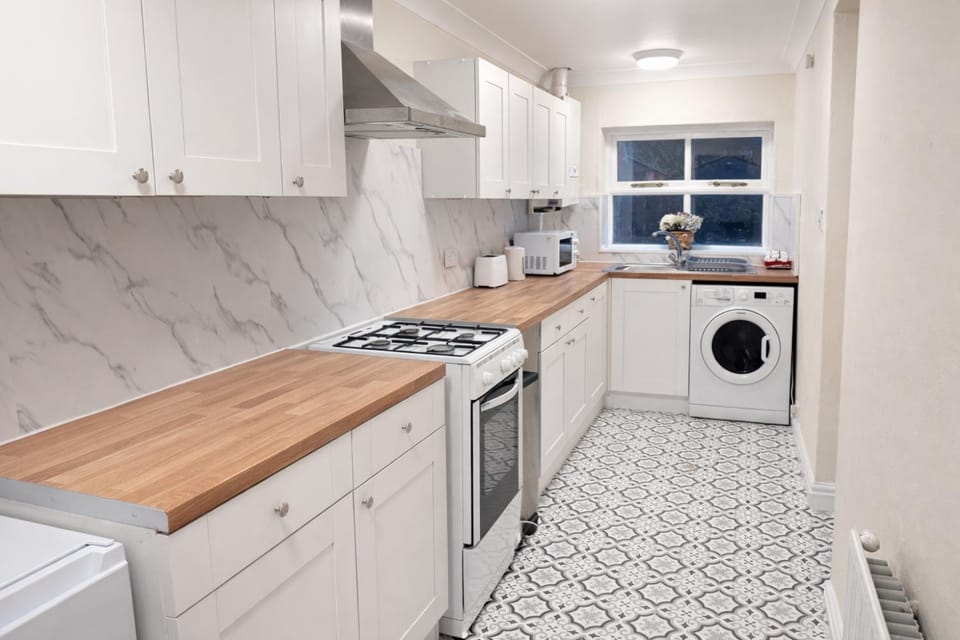 New 4 bedroom property, 10 beds, smart TV in every room, WI-FI, free parking, en suite, fully equipped, close to A63 and city center House in Hull