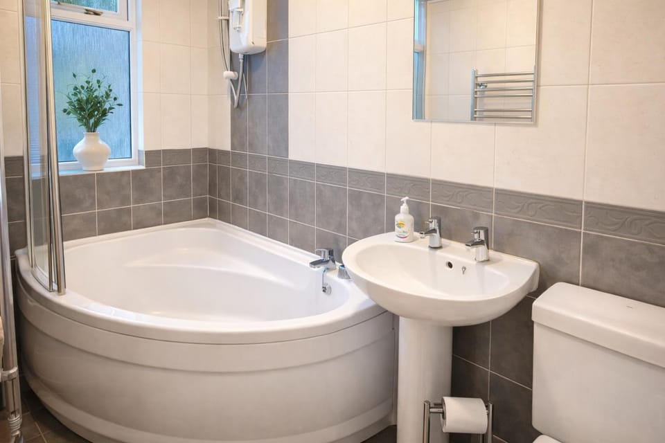 New 4 bedroom property, 10 beds, smart TV in every room, WI-FI, free parking, en suite, fully equipped, close to A63 and city center House in Hull
