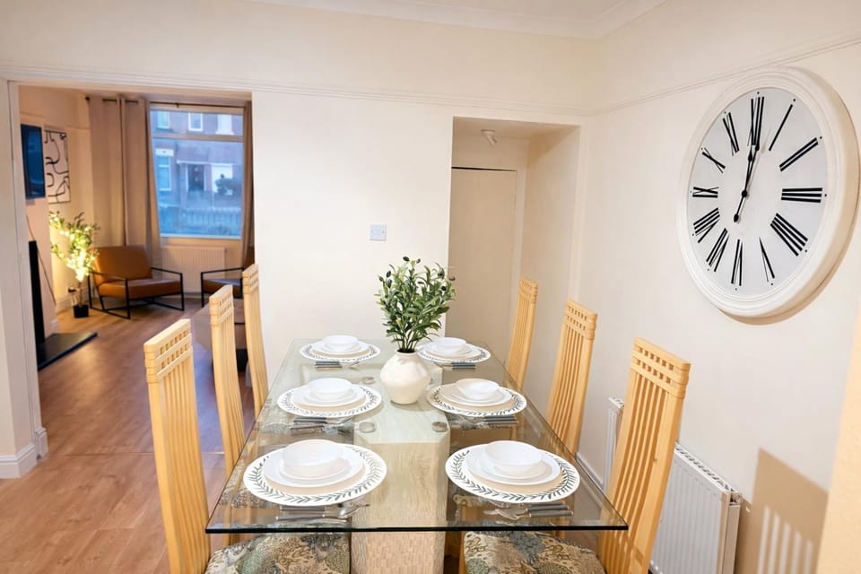 New 4 bedroom property, 10 beds, smart TV in every room, WI-FI, free parking, en suite, fully equipped, close to A63 and city center House in Hull