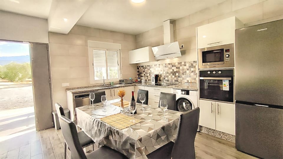Coffee/tea facilities, Kitchen or kitchenette, dishwasher, oven, stove, toaster, washing machine