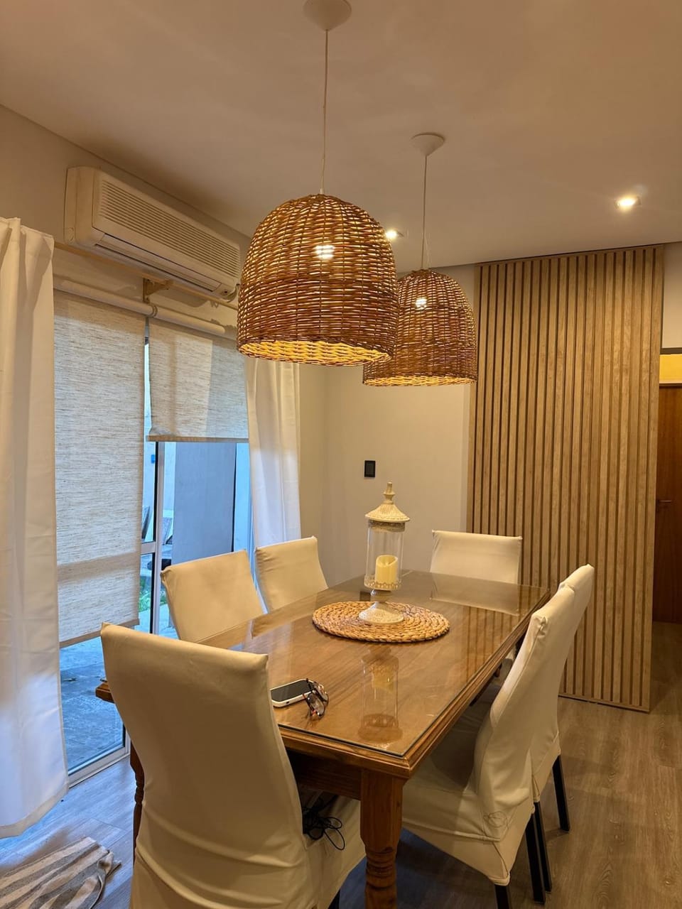 TV and multimedia, Living room, Seating area, Dining area, air conditioner