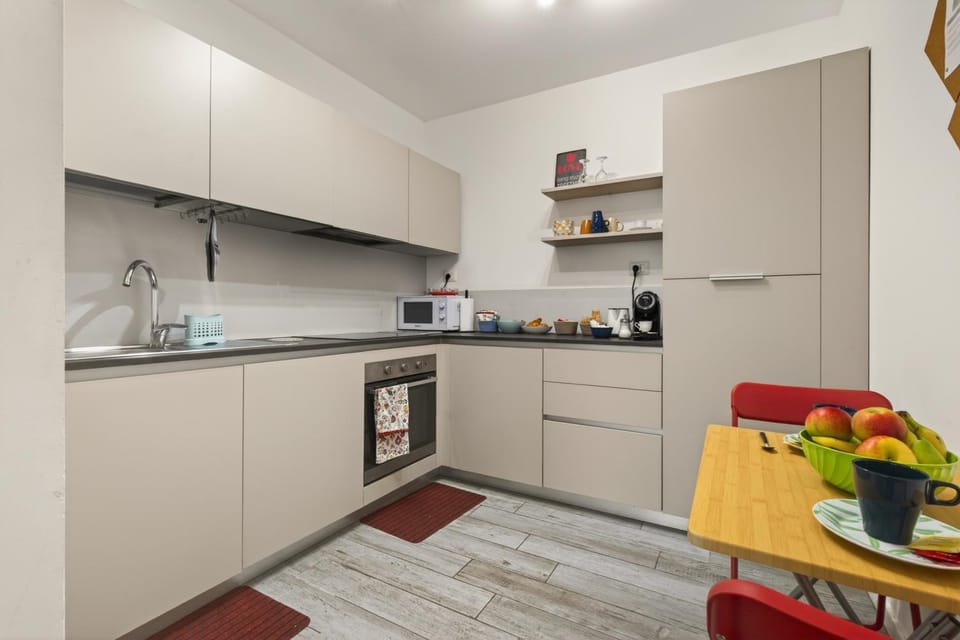 Coffee/tea facilities, Kitchen or kitchenette, Dining area, oven, stove