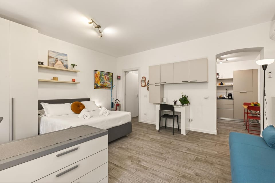 Bed, Living room, Photo of the whole room, wardrobe