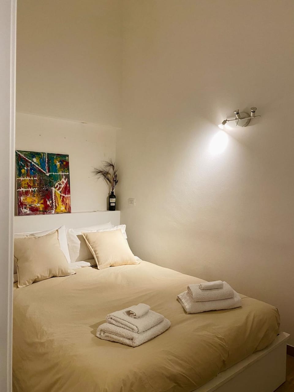 Bed, Photo of the whole room, Bedroom, towels