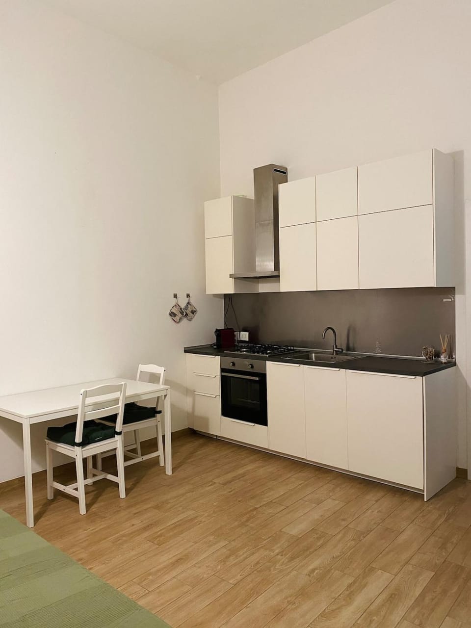 Kitchen or kitchenette, Dining area, stove