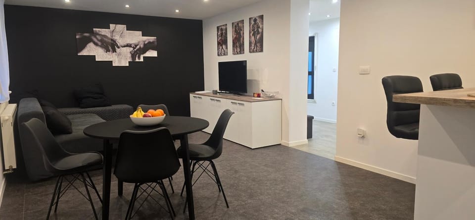 TV and multimedia, Living room, Seating area, Dining area