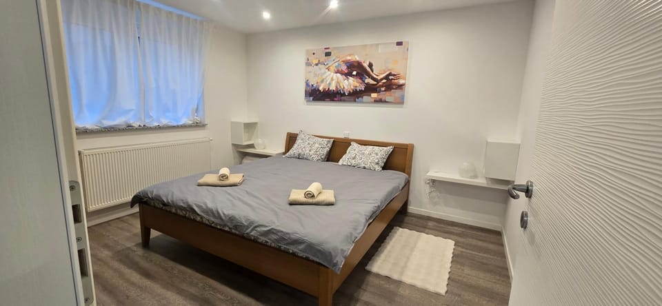 Bedroom, towels