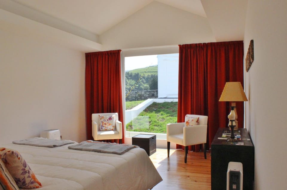 Photo of the whole room, Bedroom, Mountain view