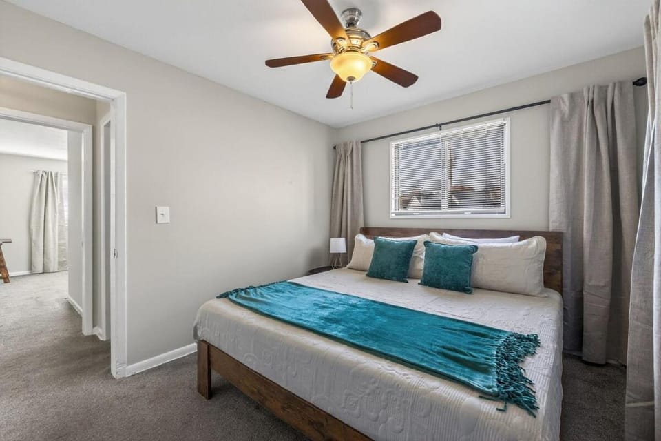 Bed, Photo of the whole room, Bedroom