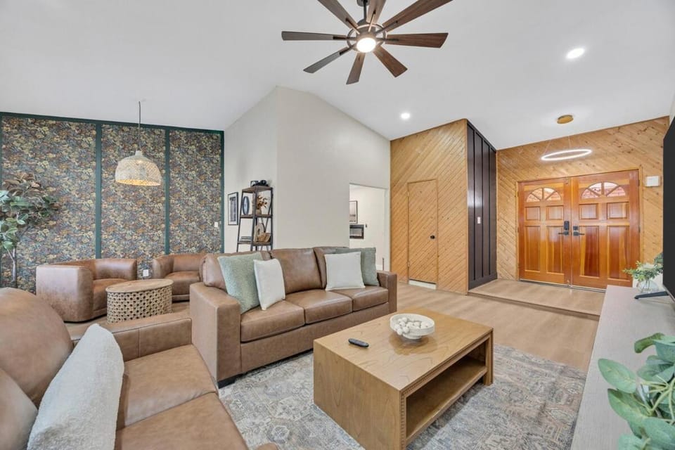 NEW 4BR Oasis, Pool, Hot Tub, Golf & B-Ball Court House in Chandler