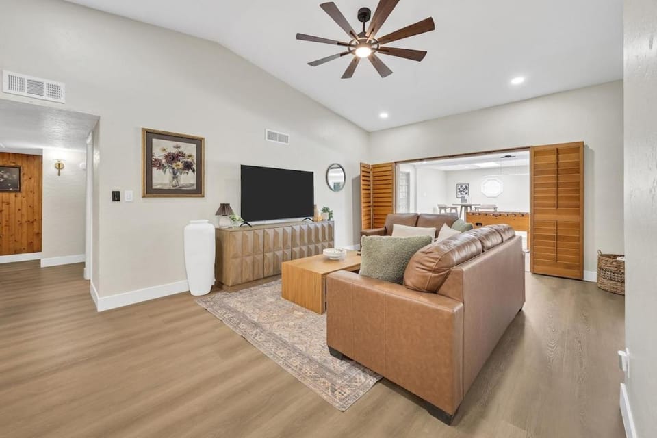 NEW 4BR Oasis, Pool, Hot Tub, Golf & B-Ball Court House in Chandler