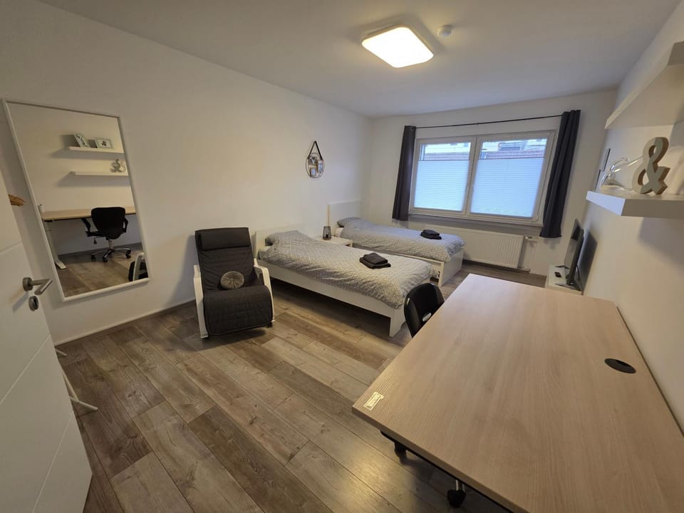 Bed, TV and multimedia, Photo of the whole room, Bedroom