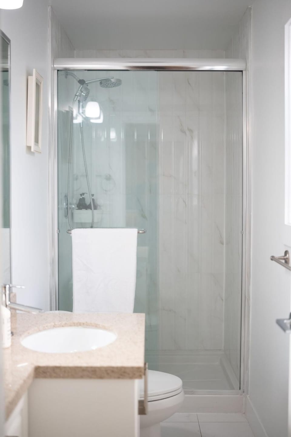 Private 2BR 2Bath Suite - Sunset Vancouver House in Vancouver