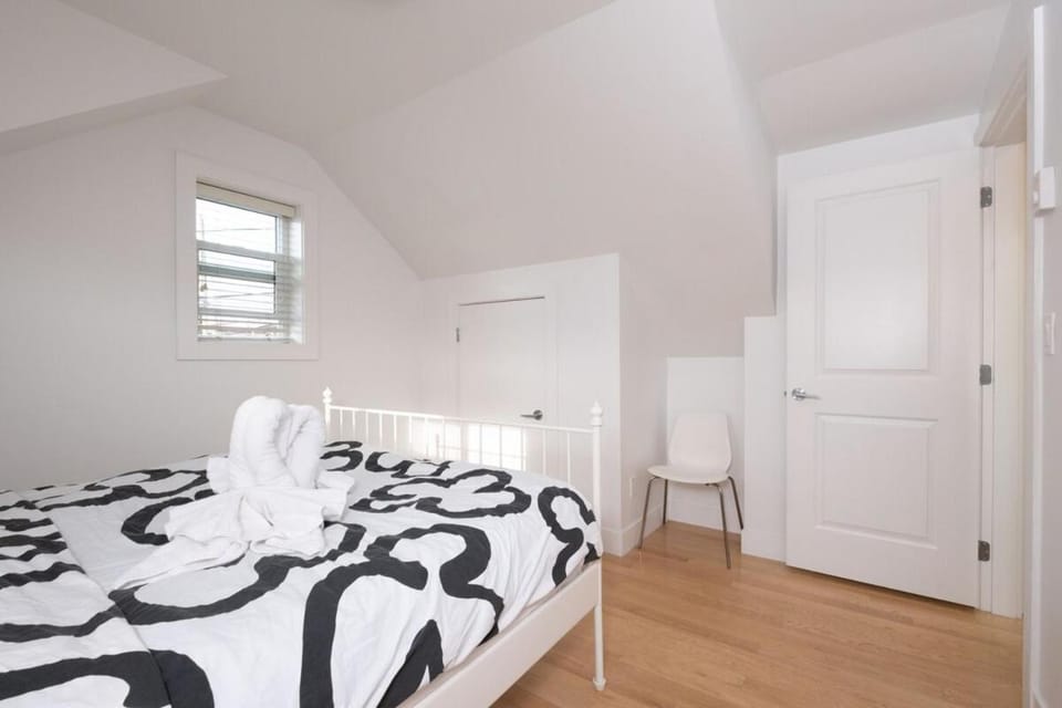 Private 2BR 2Bath Suite - Sunset Vancouver House in Vancouver