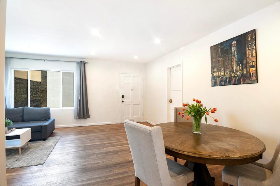 Comfortable One-Bedroom with Two Queen Beds Apartment in Beverly Hills