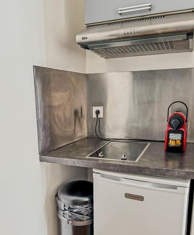 Kitchen or kitchenette, stove