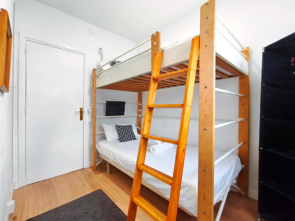 Bedroom, bunk bed