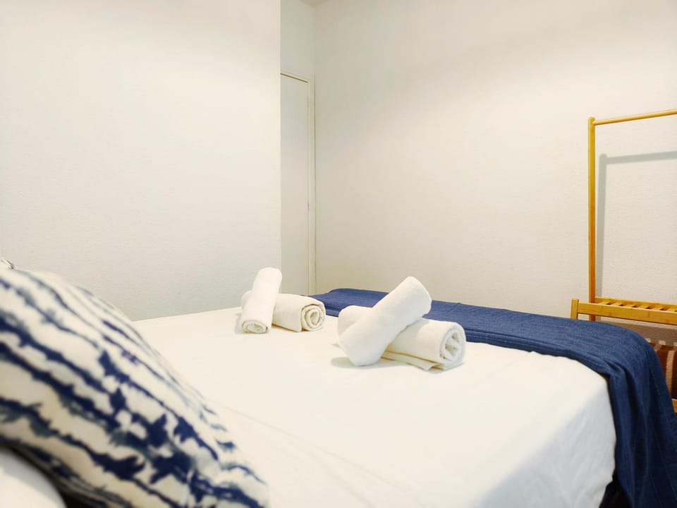 Bed, Bedroom, towels