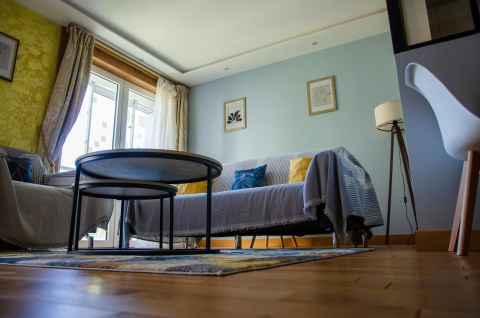 Grand deux pièces moderne avec balcon à Courbevoie Apartment in Puteaux