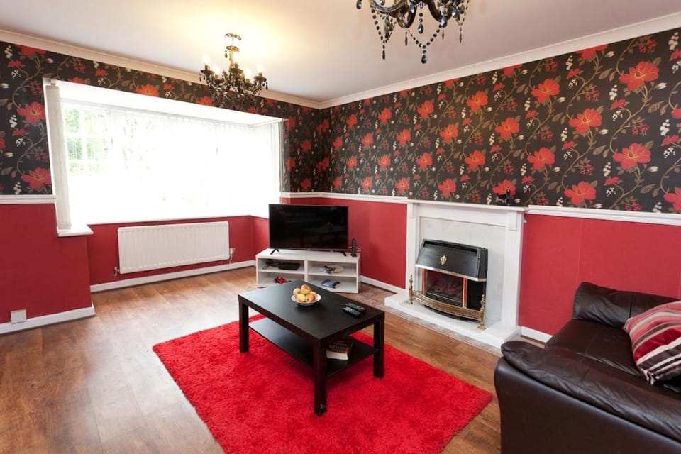 7 minutes drive to the City Centre - Detached 5 Bedrooms Quiet and Cosy House in Private Road with 7 Beds, 3 Bathrooms, Large Kitchen and Lounge and Dining Room - Secure Private Parking for Cars and Vans - Postcode is NG3 3FB - minutes to Aldi House in Nottingham