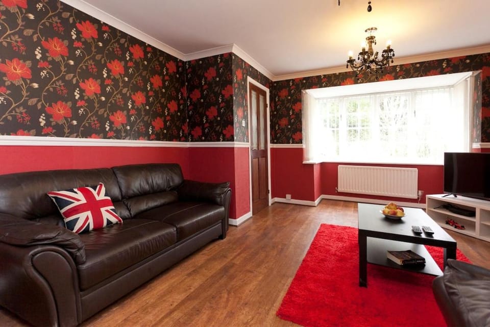7 minutes drive to the City Centre - Detached 5 Bedrooms Quiet and Cosy House in Private Road with 7 Beds, 3 Bathrooms, Large Kitchen and Lounge and Dining Room - Secure Private Parking for Cars and Vans - Postcode is NG3 3FB - minutes to Aldi House in Nottingham