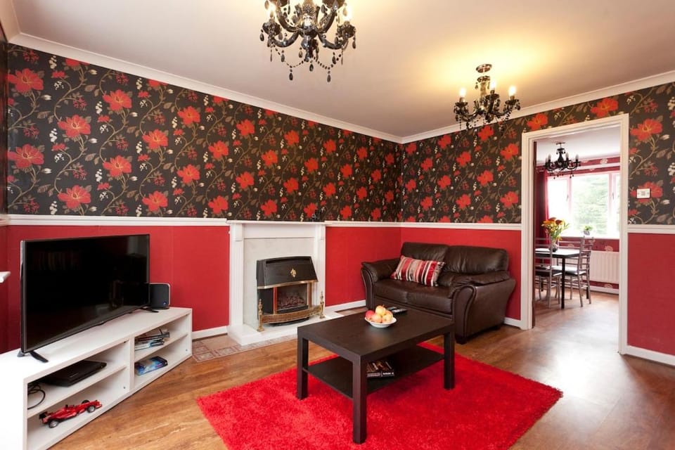 7 minutes drive to the City Centre - Detached 5 Bedrooms Quiet and Cosy House in Private Road with 7 Beds, 3 Bathrooms, Large Kitchen and Lounge and Dining Room - Secure Private Parking for Cars and Vans - Postcode is NG3 3FB - minutes to Aldi House in Nottingham