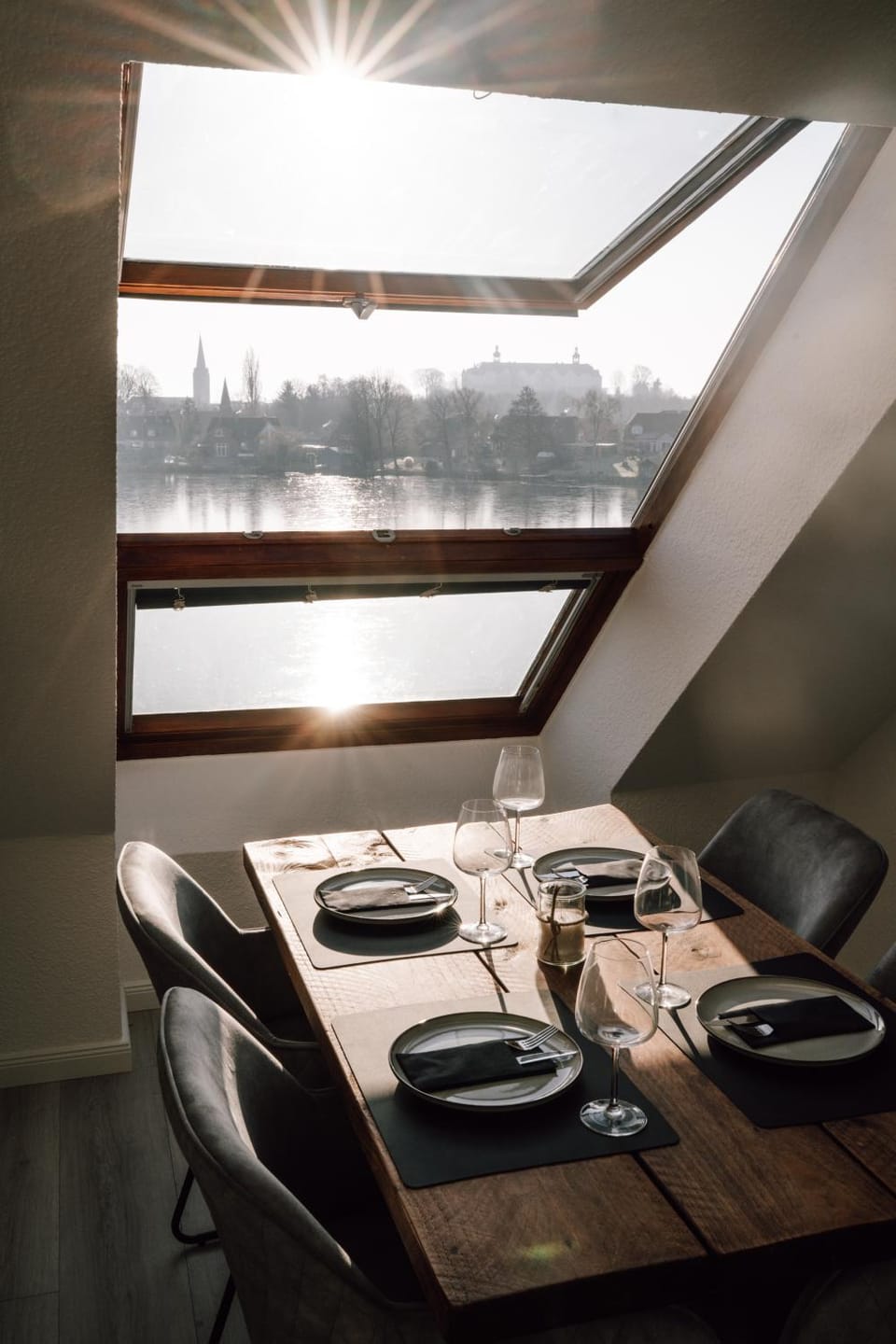 Dining area, Lake view