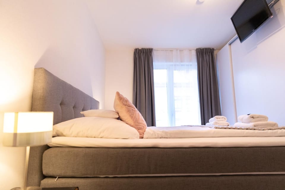 Bed, TV and multimedia, Photo of the whole room