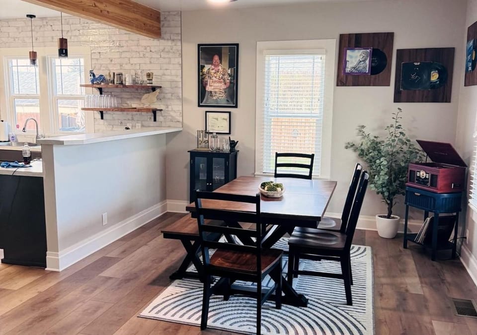 The Big Larz Casa, hot tub, pool, steps to Main Street House in Carlton