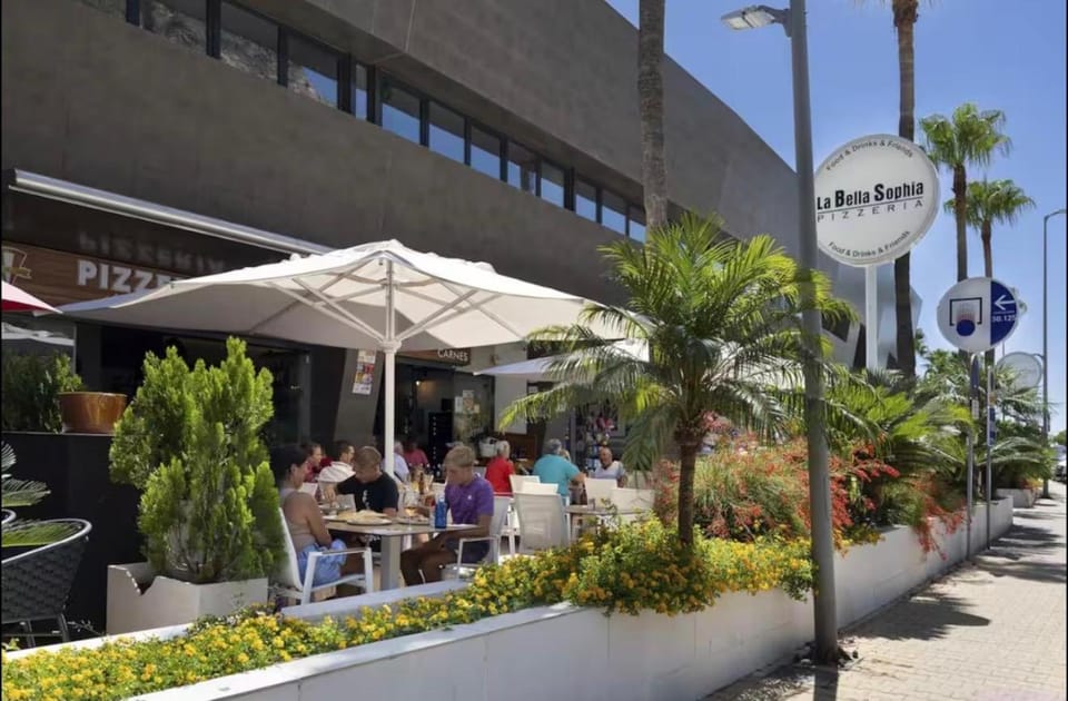 Restaurant/places to eat, Food and drinks
