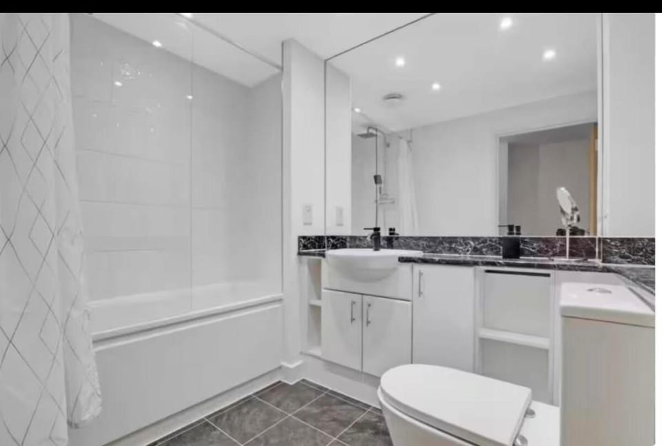 Central-Modern 1-Bed Apt,Sleep 4 -Near Train Station & Easy Access to Central London & City Centre Apartment in London Borough of Lewisham