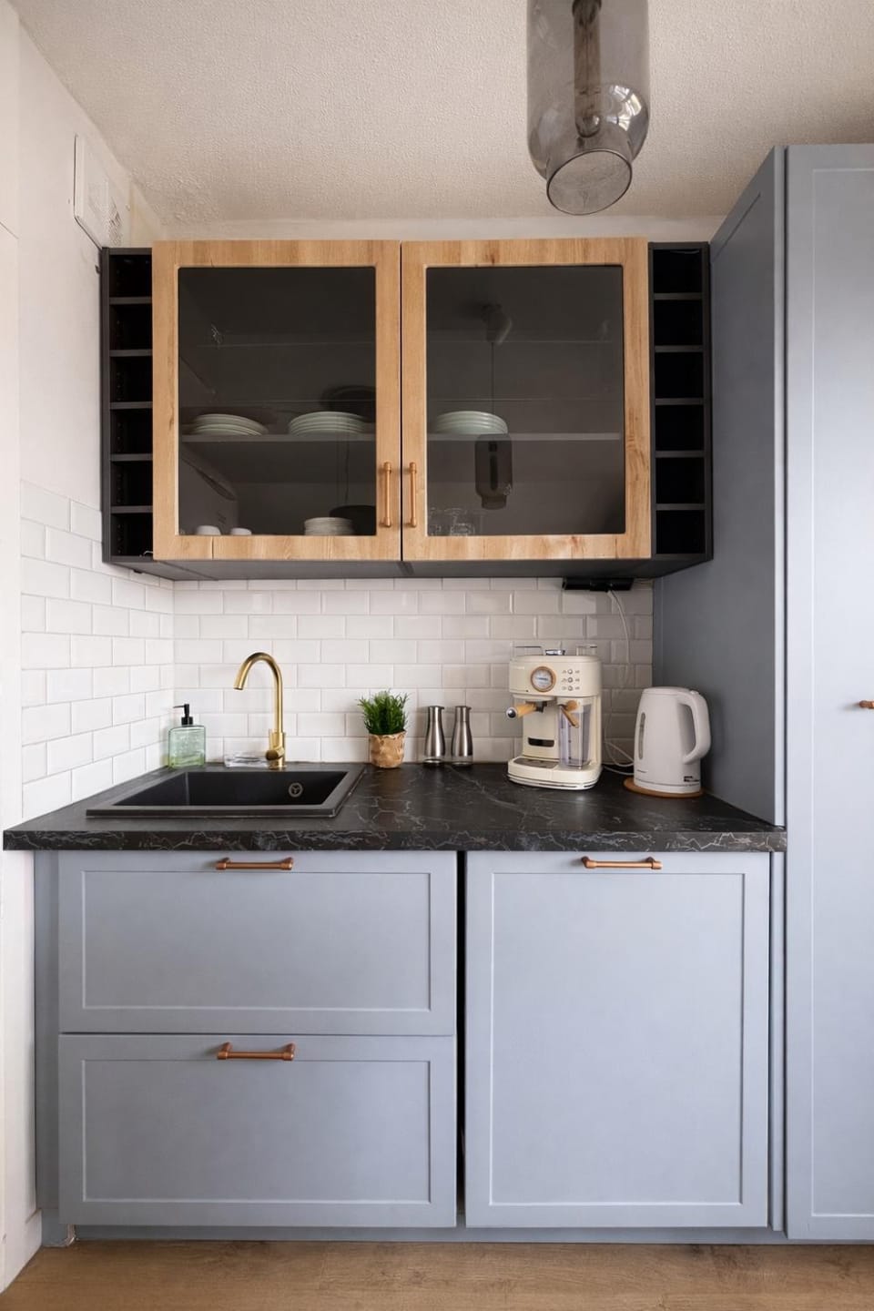 Coffee/tea facilities, Kitchen or kitchenette, stove