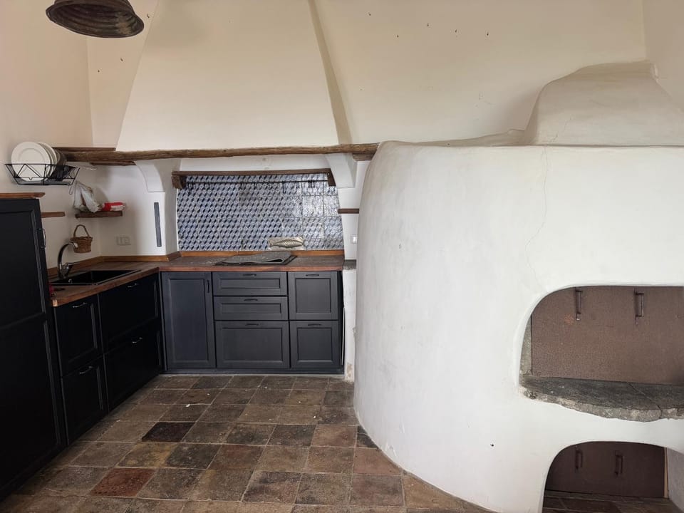 Kitchen or kitchenette, oven, kitchen
