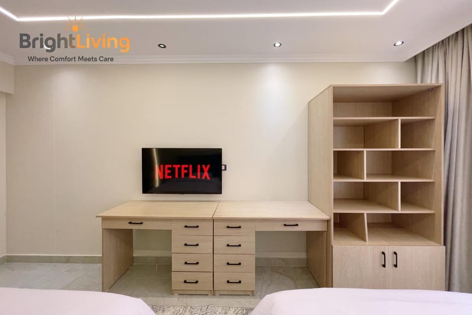 Bed, TV and multimedia, Photo of the whole room, Bedroom